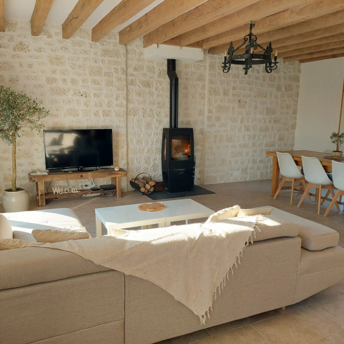 Salon contemporain et parement pierre à pierre Manoir ton naturel de chez ORSOL