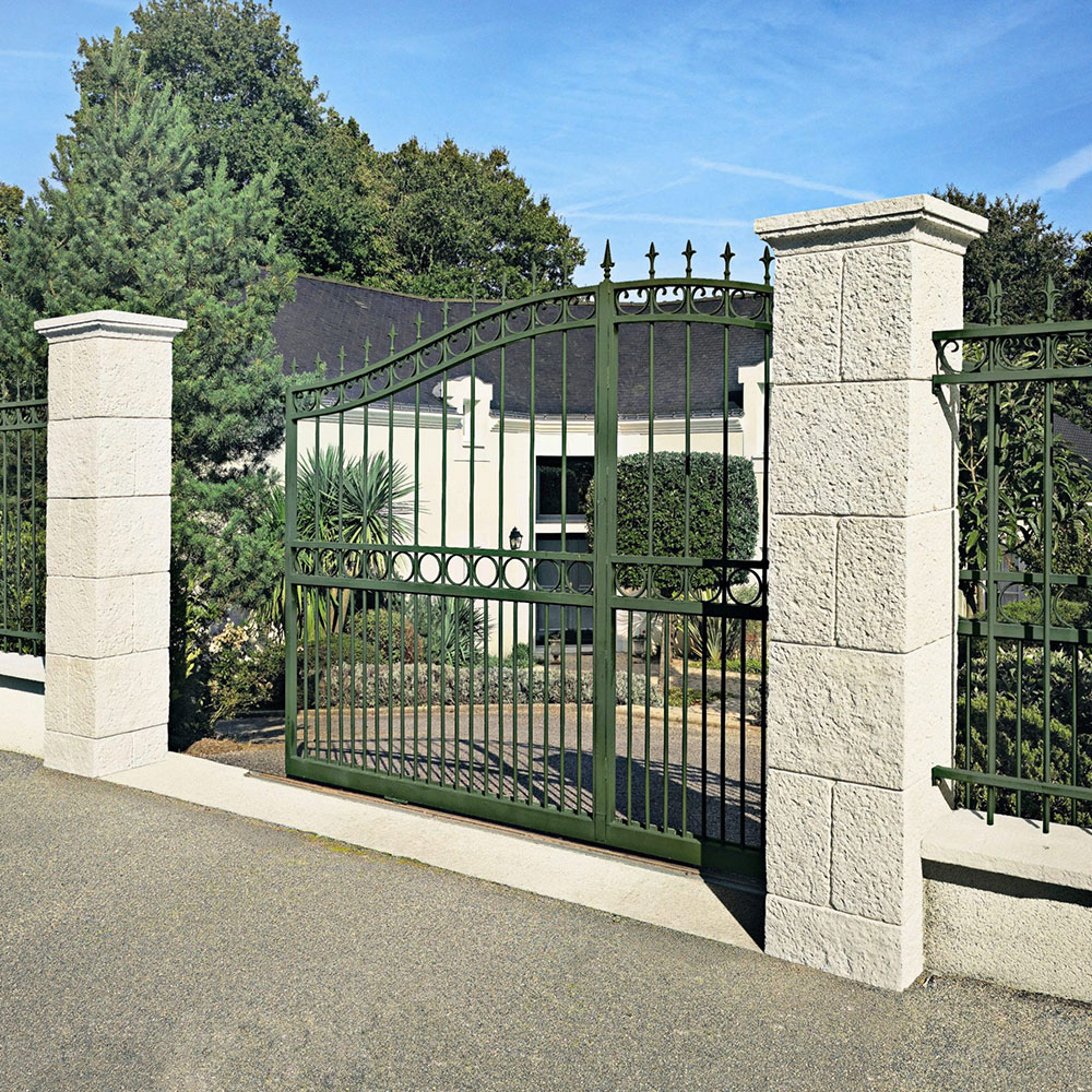 Entrée de maison avec portail et piliers Renaissance de chez ORSOL